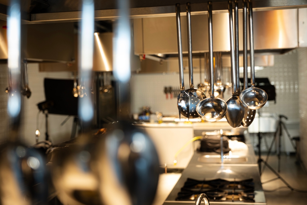 Wyposażenie gastronomii krok po kroku – co kupić na start?