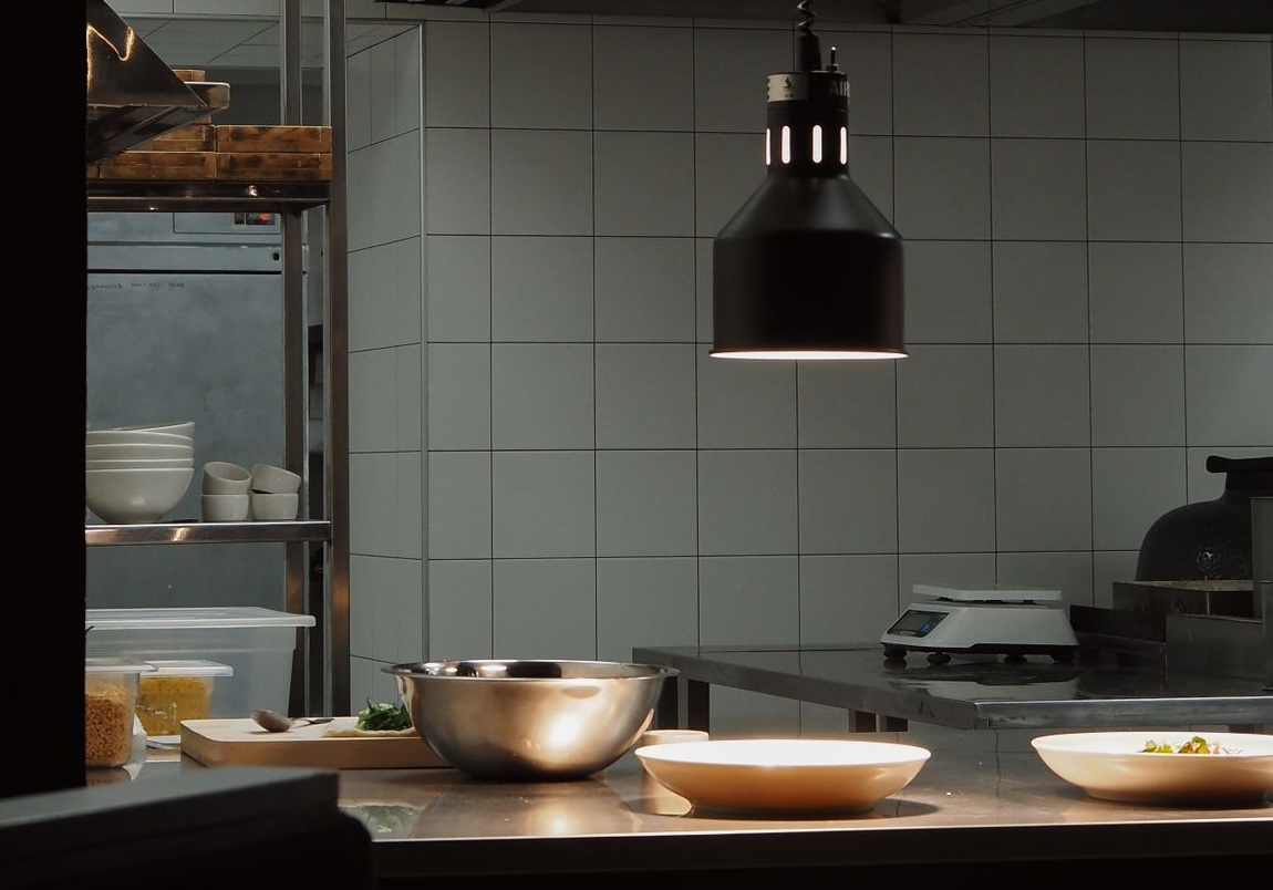 Profesjonalny sprzęt gastronomiczny – jak porównać oferty przed zakupem?